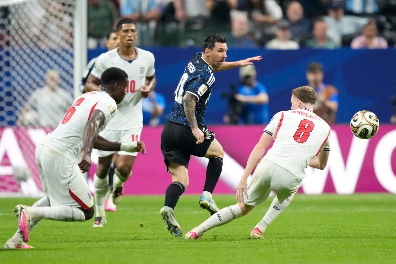 Argentina thắng nhờ Anh đánh mất thế trận